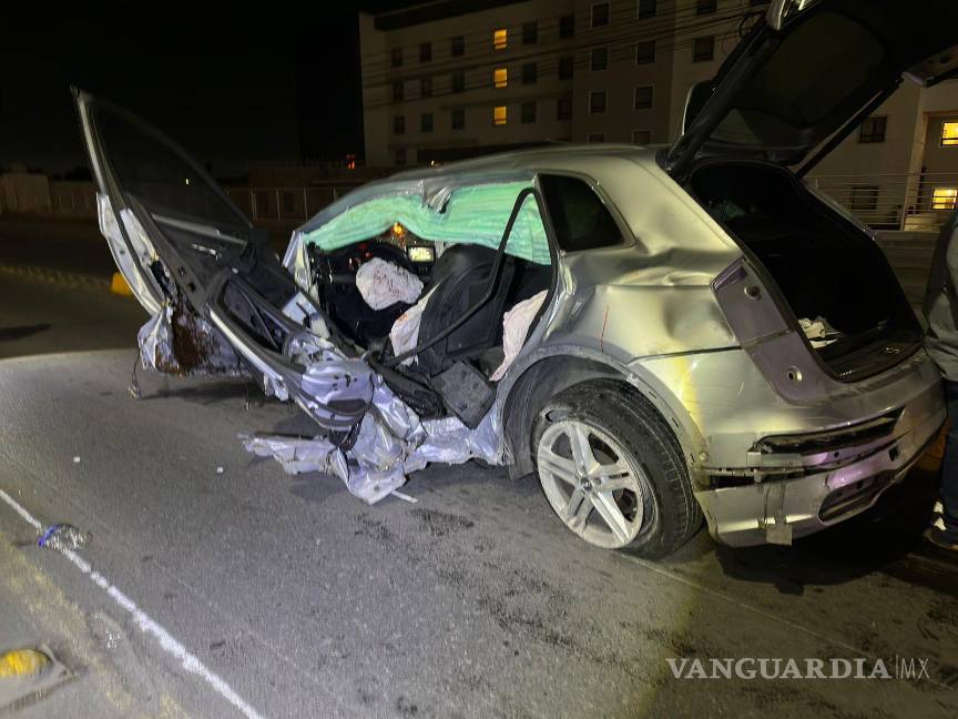 $!Oficiales de Tránsito abanderaron la vialidad mientras se retiraba el vehículo.