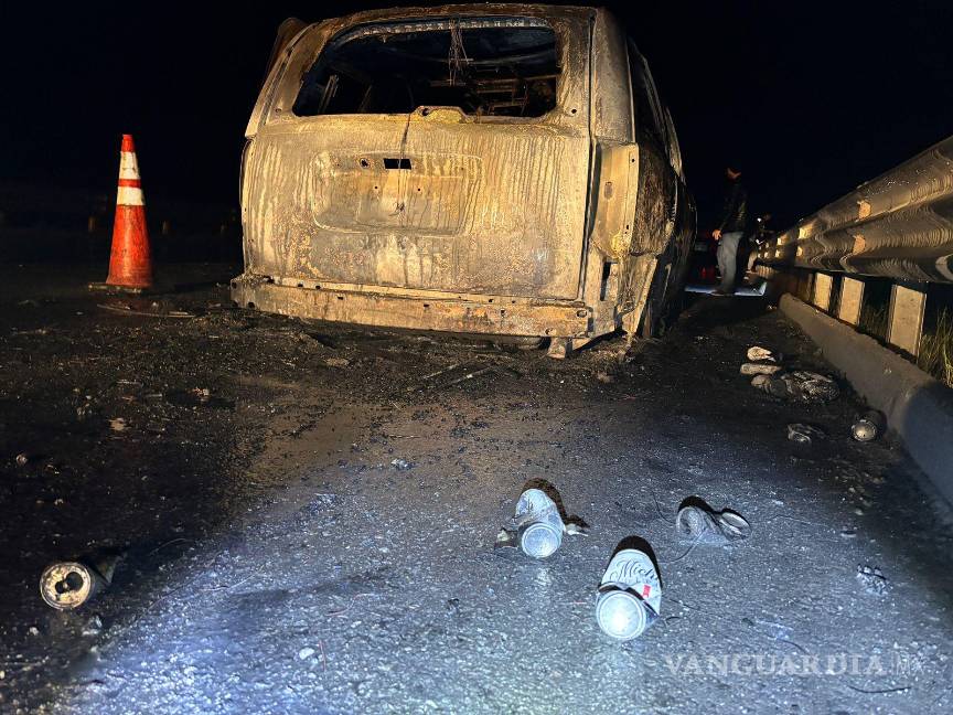$!En el exterior de la camioneta calcinada se localizaron envases de cerveza, lo que refuerza la versión de que los ocupantes habrían estado ingiriendo alcohol.