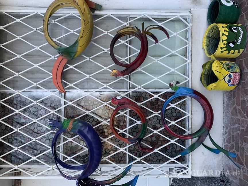 Saltillense elabora con llantas maceteros y hasta salas completas