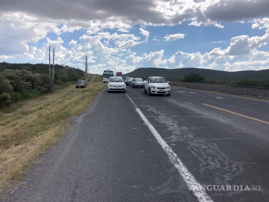 $!Chocan tres camiones de personal en la carretera a Zacatecas
