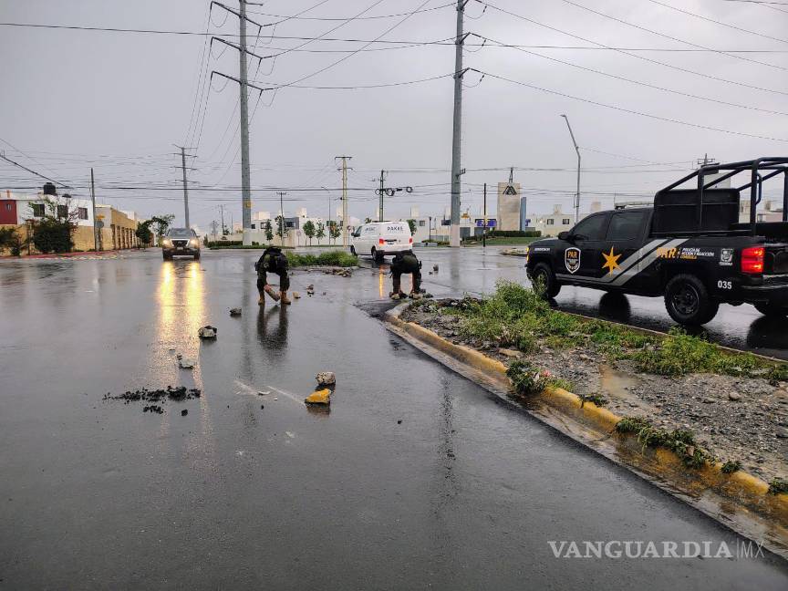 $!La corporación también apoyó en la apertura de rutas seguras para mantener el flujo vehicular en zonas no peligrosas.