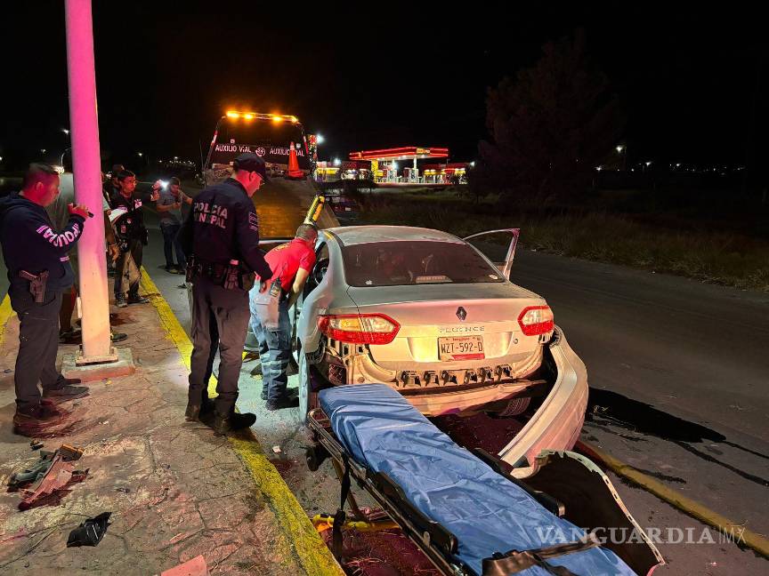 $!Elementos de la Policía Municipal cerraron parcialmente la circulación para permitir la atención del accidente y el retiro de la unidad.