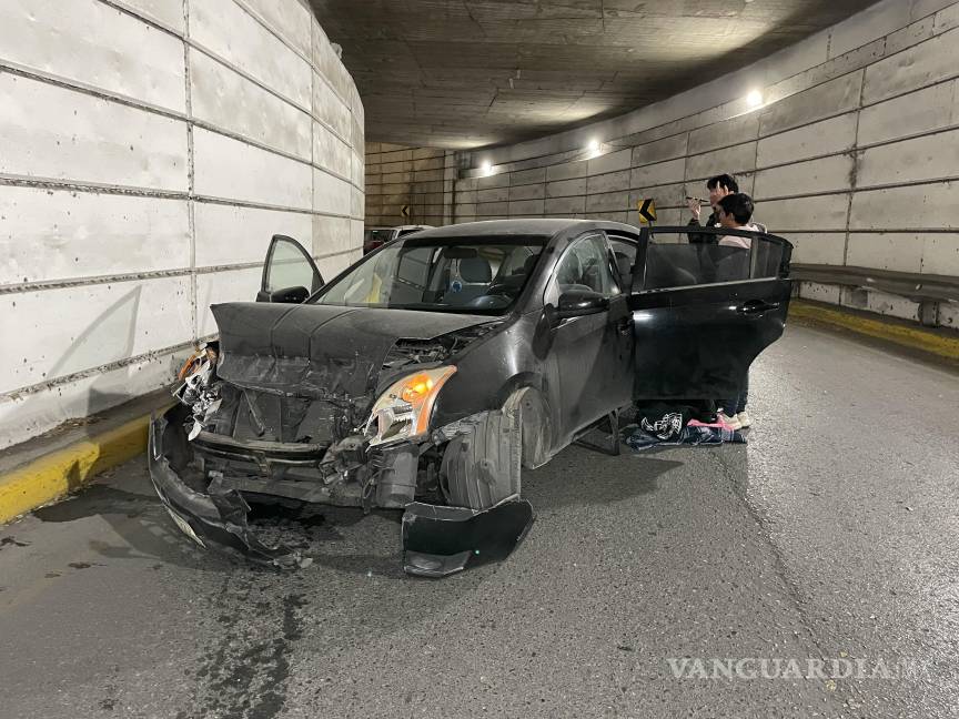 Tres jóvenes resultan heridos en choque en el distribuidor vial Venustiano Carranza