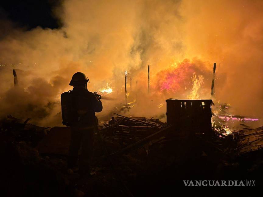 $!Bomberos y Protección Civil de Ramos Arizpe controlan las llamas en la colonia Urbivilla.