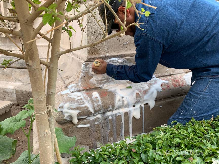 Monumento en Torreón recibe trabajos de atención después de daños en marcha