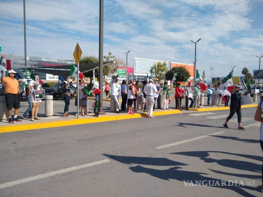 $!Chocan simpatizantes y opositores en arribo de AMLO a Torreón