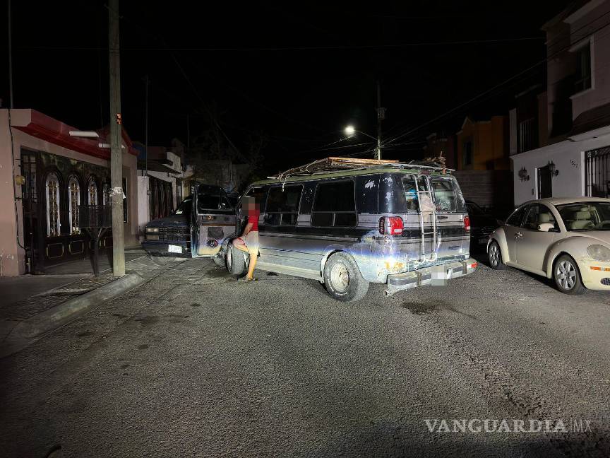 $!El conductor fue retenido por vecinos tras intentar huir de la escena.