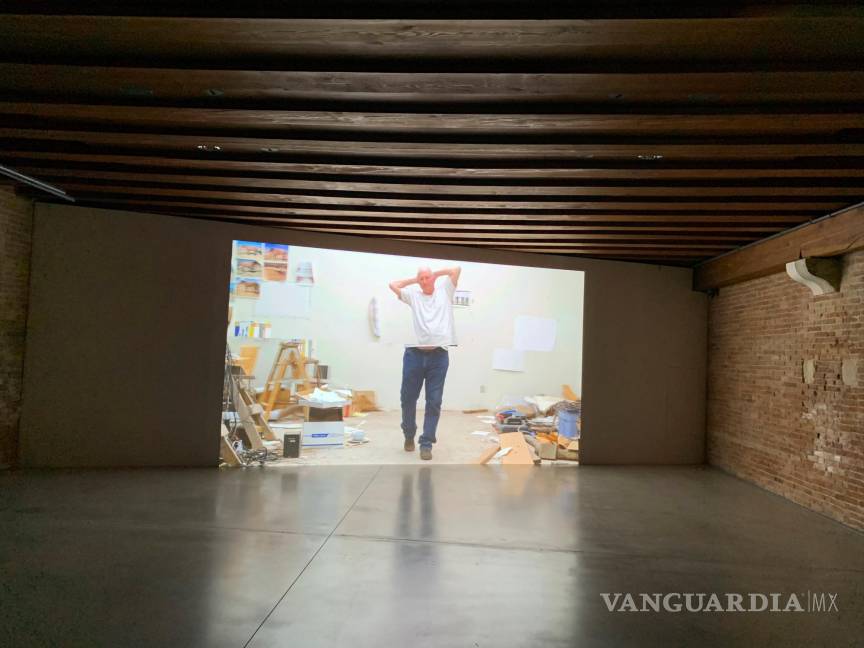 $!El artista estadounidense Bruce Nauman presenta en Venecia una desafiante reflexión multiformato y contemporánea en la que exhibe su cuerpo como soporte artístico y recrea presupuestos básicos de la escultura, como el del contrapposto, que influyeron en el arte del Renacimiento. EFE/Javier Alonso