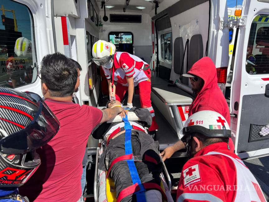 $!Paramédicos de la Cruz Roja y de la Secretaría de Salud, junto con elementos de tránsito municipal, atendieron la emergencia y coordinaron el rescate de los jóvenes heridos.