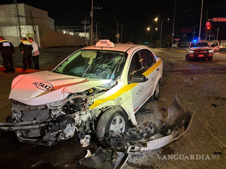 $!Elementos de Tránsito Municipal abanderaron la zona tras el accidente.
