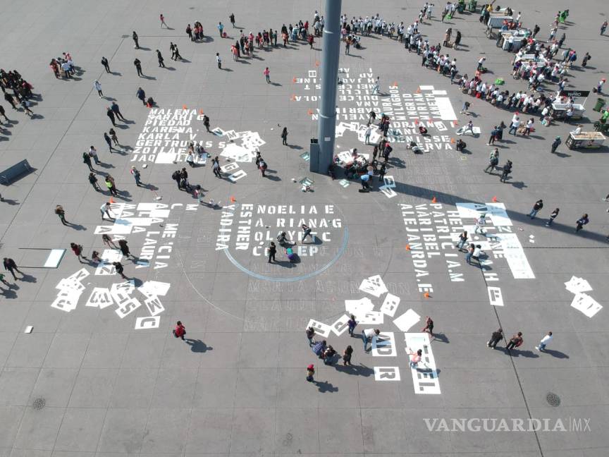 $!Mujeres pintan el Zócalo con los nombres de víctimas de feminicidio y desaparición