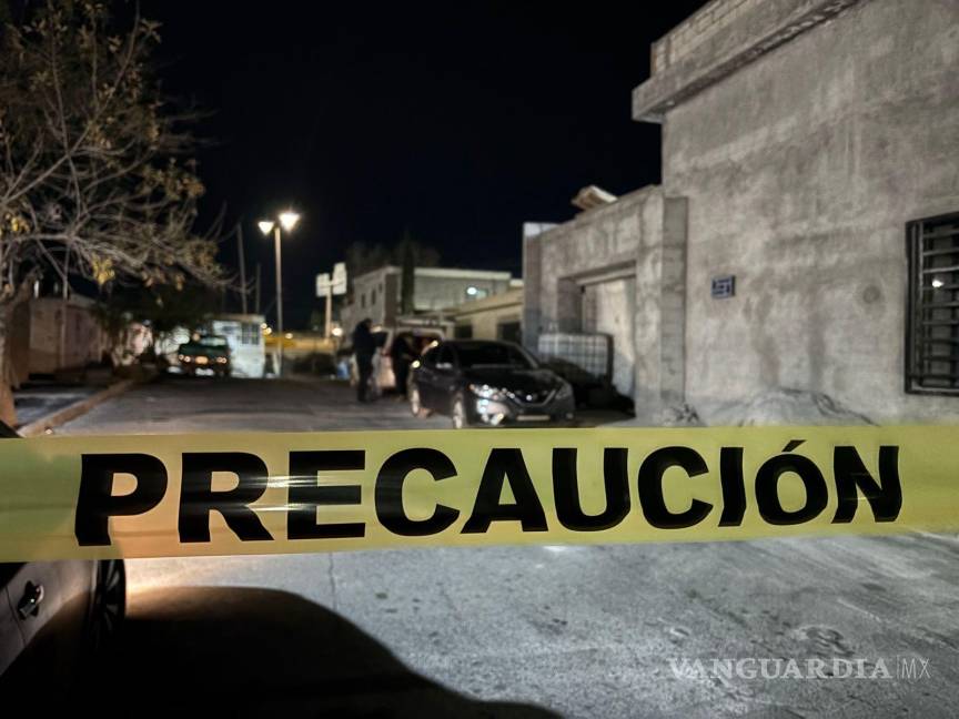 $!Paramédicos de la Cruz Roja confirmaron el fallecimiento del hombre, conocido como “El Bolero”, quien fue encontrado sin signos vitales en un cuarto del domicilio.