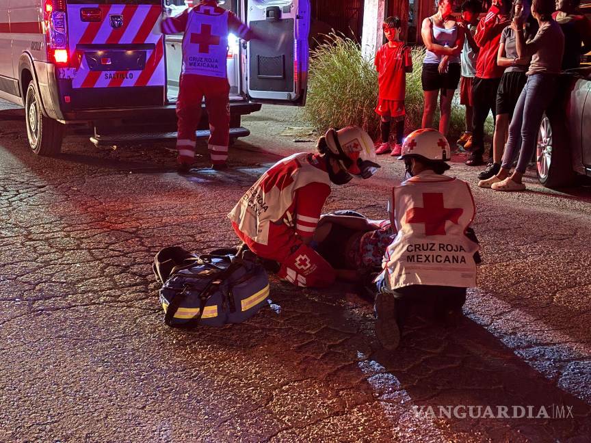 Mujer resulta con fractura expuesta tras accidente en motocicleta en Saltillo