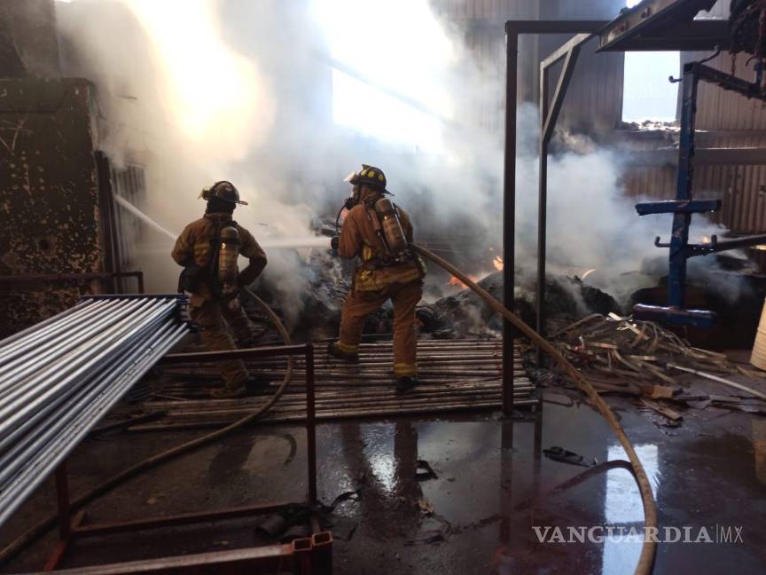 $!Vehículos de emergencia y bomberos llegan al lugar del incendio en Conduit.