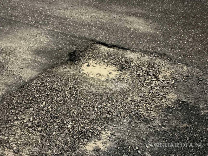 $!El bache sobre el carril de baja velocidad provocó afectaciones en llantas, rines y ejes de más de 40 autos.