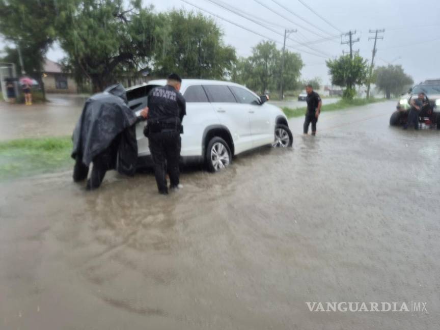 $!Automovilistas quedaron varados en la avenida López Mateos mientras el arroyo El Tornillo arrastraba grandes volúmenes de agua.