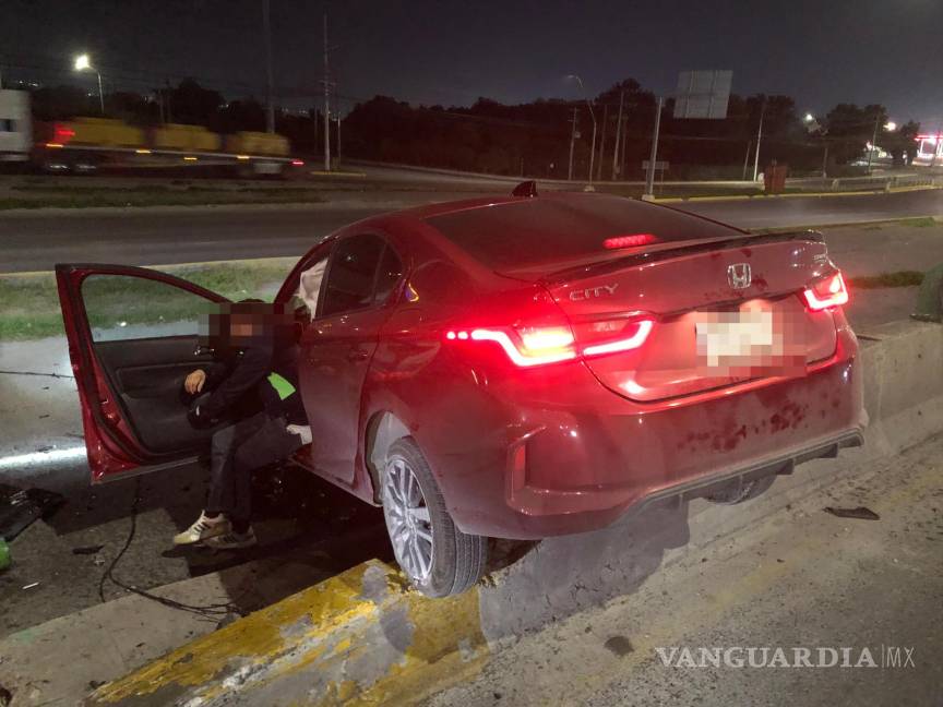 $!El impacto contra el inicio del puente vehicular no solo destrozó la parte frontal del Honda Civic, sino que también dañó la barrera de contención.