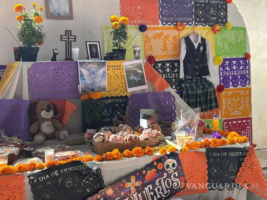 $!Juguetes, comida, ropa y recuerdos, todo eso se colgó en el altar.