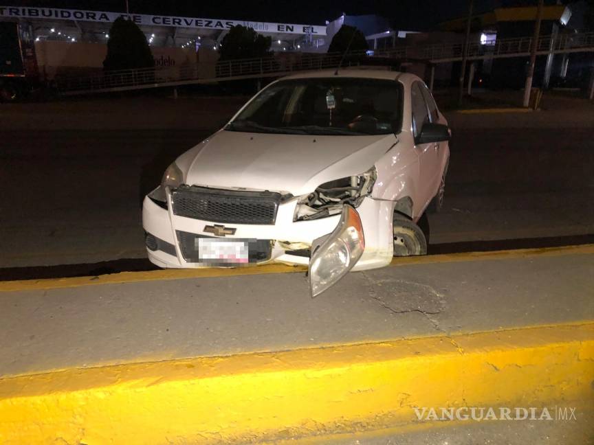 $!El vehículo siniestrado fue remolcado hacia un corralón después del accidente.