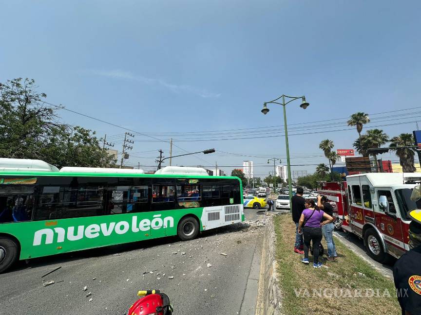 Choque de camiones de pasajeros en Nuevo León deja 12 lesionados