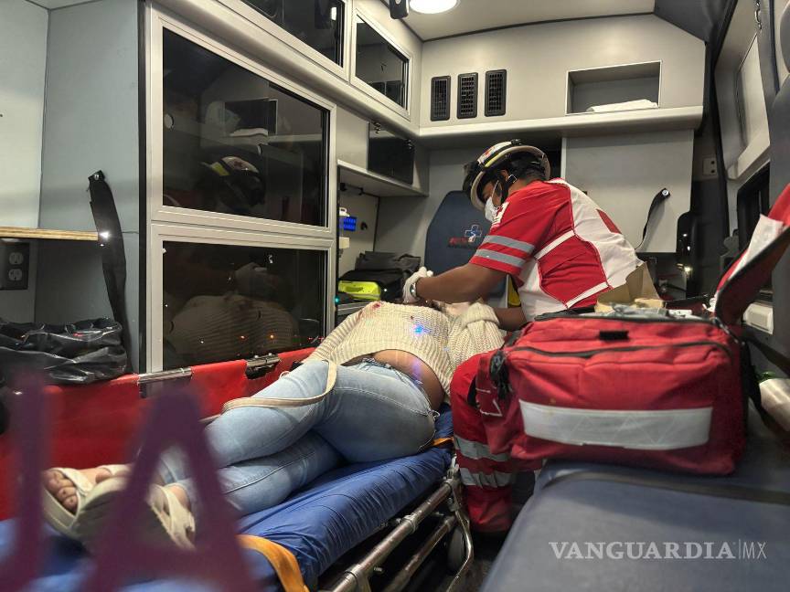 $!Paramédicos de la Cruz Roja atendieron a la joven, quien sufrió un golpe en la boca.