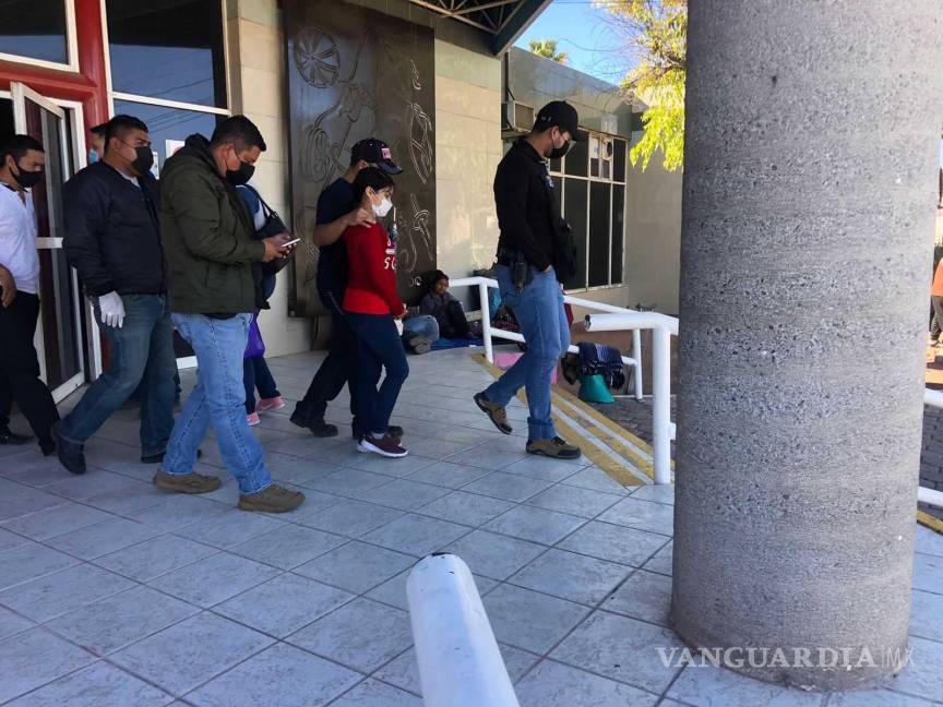 $!La madre de maría Belém acude a las instalaciones de la FGE en calidad de presentada. Cortesía.