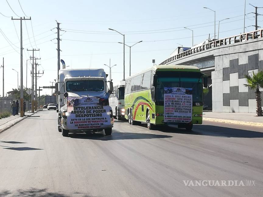 $!Transportistas causan caos en el periférico López Sánchez de Torreón