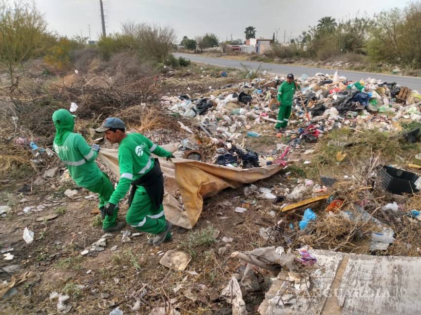 $!Servicios Públicos realiza acciones de limpieza en colonias del oriente de Torreón