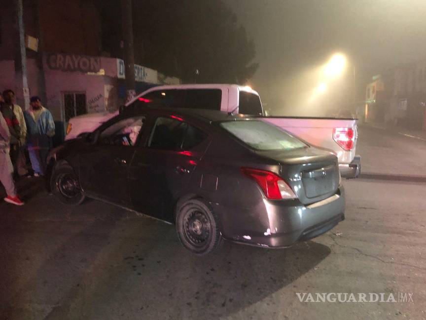 $!Una camioneta y un Nissan colisionaron en el cruce semafórico de las calles Carlos Santana y Héctor Espinosa Galván en la colonia Isabel Amalia.