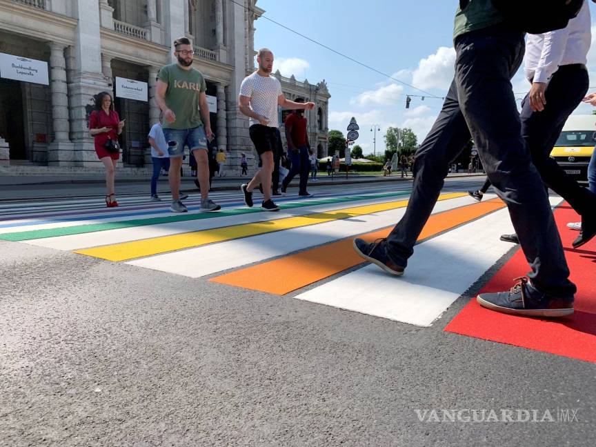 $!Viena celebra el EuroPride con paso peatonal con los colores de la bandera LGTB