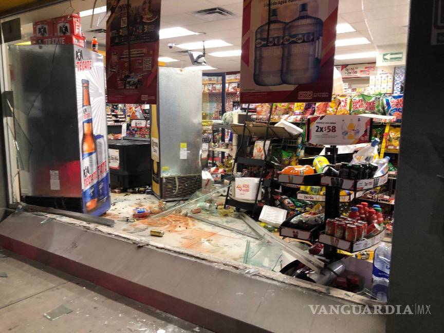 $!El conductor dejó esparcida la mercancía por el lugar.