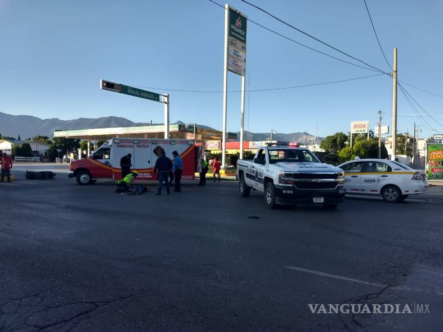 $!Motociclista se impacta contra taxi y sale proyectado, en bulevar de Saltillo