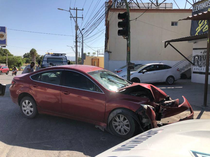 $!El sujeto se impactó contra un poste.