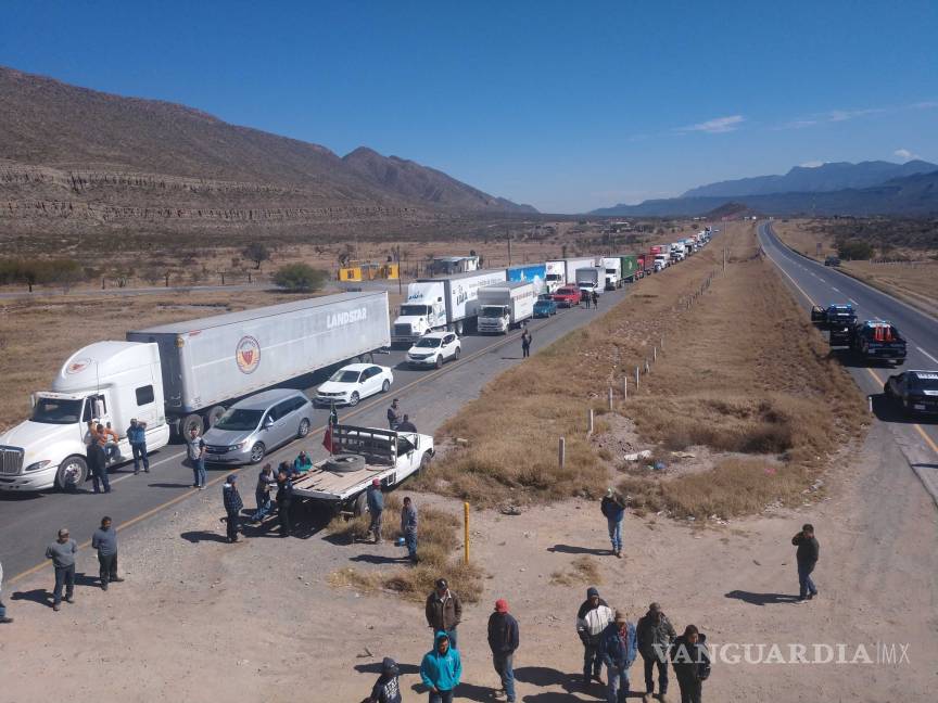 $!Caos por 6 horas en autopista de Coahuila; 200 campesinos bloquean vías para exigir cierre de basurero tóxico