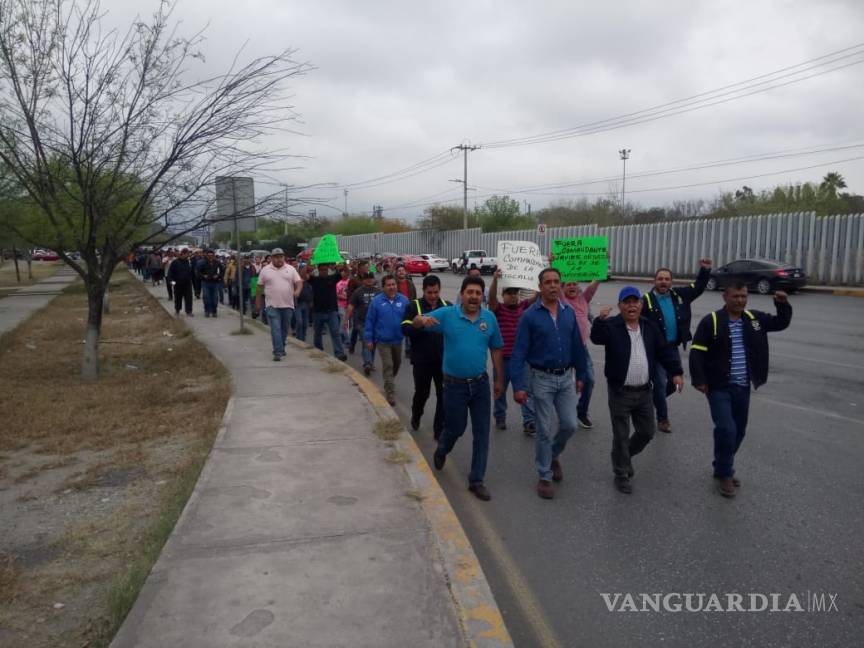 $!Se manifiestan obreros contra comandante de la FGE en Monclova