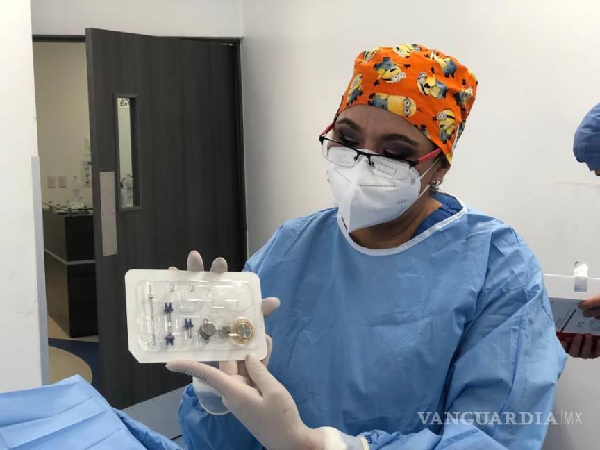 $!La doctora Guadalupe sostiene un implante BONEBRIDGE.