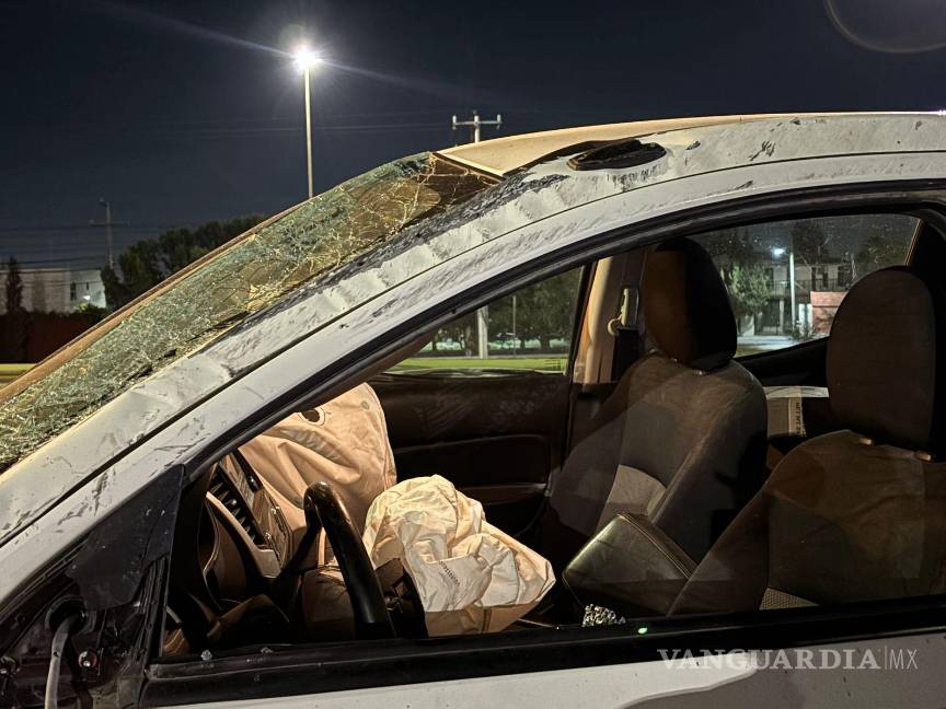 $!La camioneta Mitsubishi terminó con el frente completamente destrozado y severos daños en la carrocería tras el impacto.