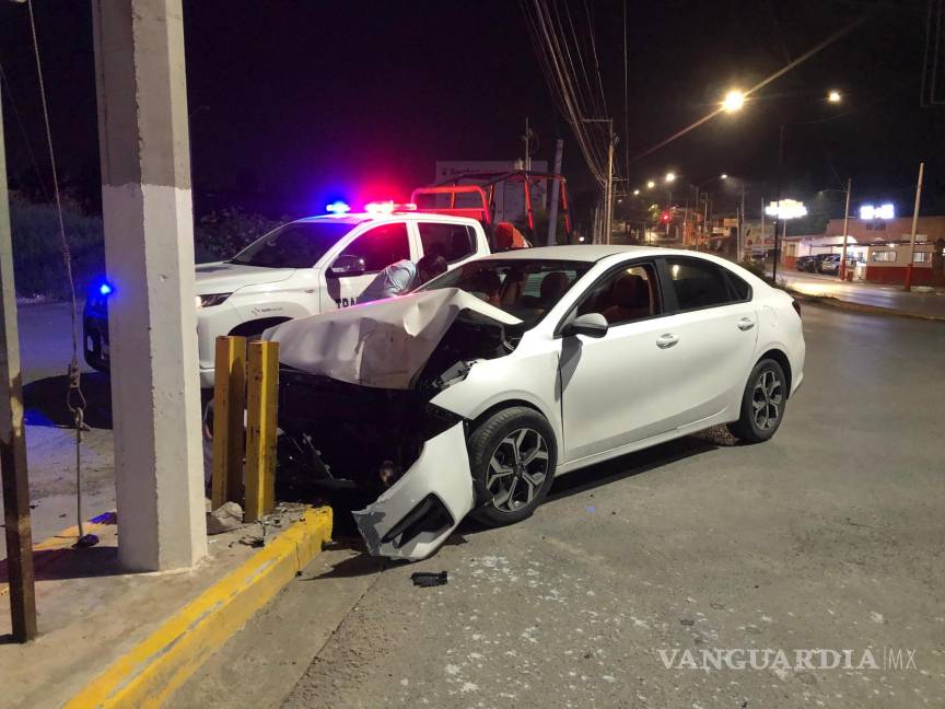 $!El impacto provocó graves daños en la fascia delantera del coche.