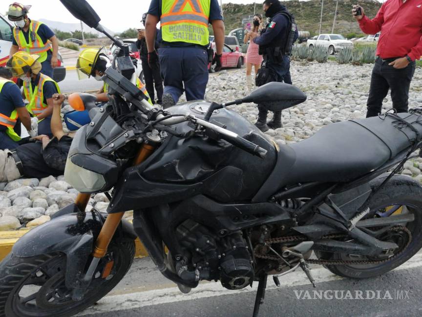 $!Policía saca la vuelta a vehículo y se cae con todo y moto