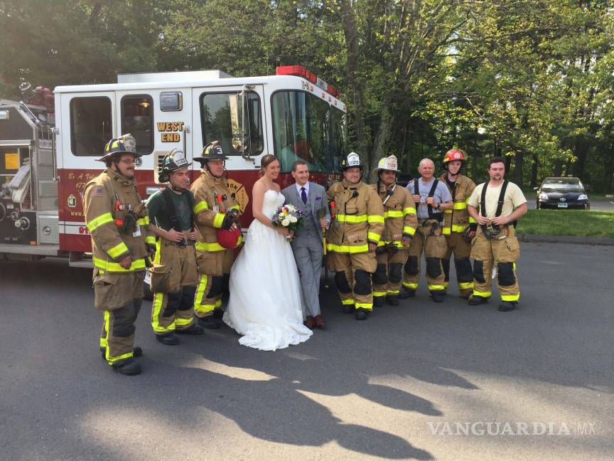 $!¡Los apagafuegos salvan el día! Recién casados llegan a su fiesta en camión de bomberos