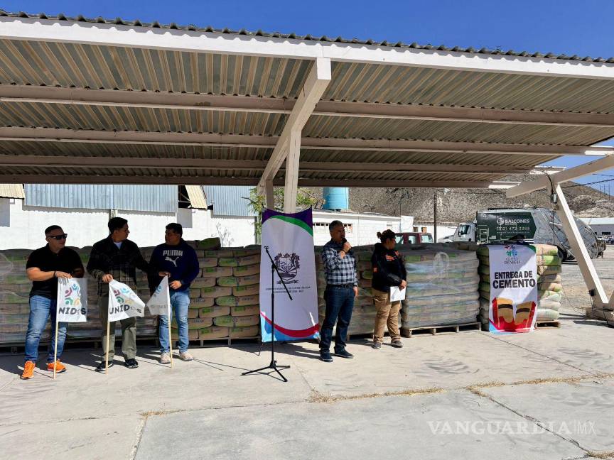 $!El alcalde Víctor Manuel Leija Vega durante la entrega de cemento a familias del municipio.