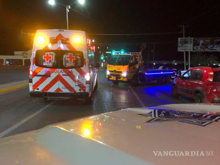 $!Paramédicos de la Cruz Roja atendieron al conductor en el lugar del accidente, determinando que no es necesario un traslado a un nosocomio.