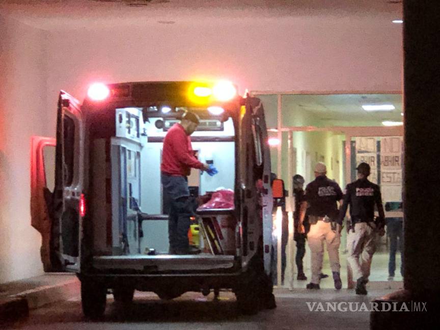 $!El joven fue trasladado de urgencia al Hospital General de Saltillo, donde fue estabilizado durante el trayecto.