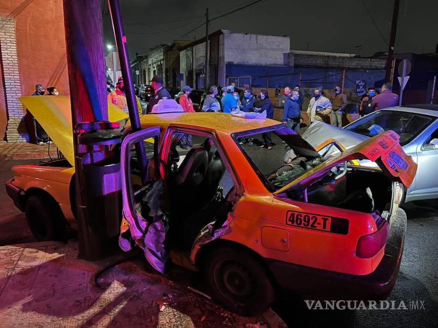 $!Los hechos ocurrieron en las calles Múzquiz y Zaragoza, los cuatro pasajeros fueron atendidos por Cruz Roja