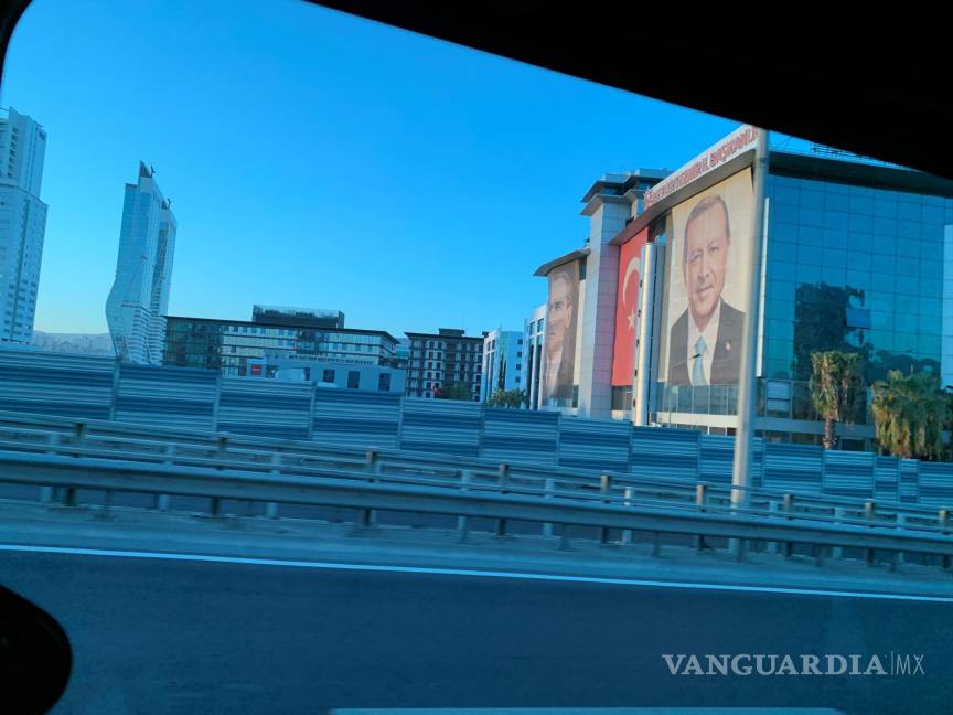 $!Un retrato gigante de Recep Tayyip Erdogan, presidente de Turquía, junto a uno del fundador del país, Mustafa Kemal Atatürk, en una de las avenidas de la ciudad. Esmirna es uno de los principales bastiones electorales socialdemócratas frente al islamista Erdogan que Gobierna con mayoría absoluta desde 2002. EFE/Antonio Sánchez Solís