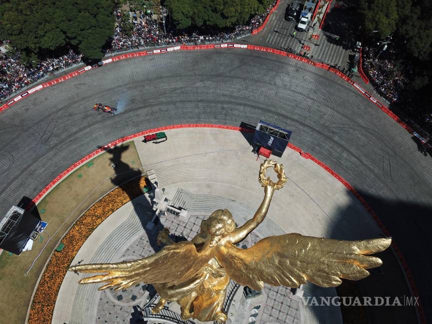 $!Fotografía aérea del piloto mexicano de la escudería Red Bull, Sergio Checo Pérez, durante el Red Bull Show Run en la Glorieta de La Diana Cazadora en el Paseo de la Reforma, en Ciudad de México. EFE/ Madla Hartz