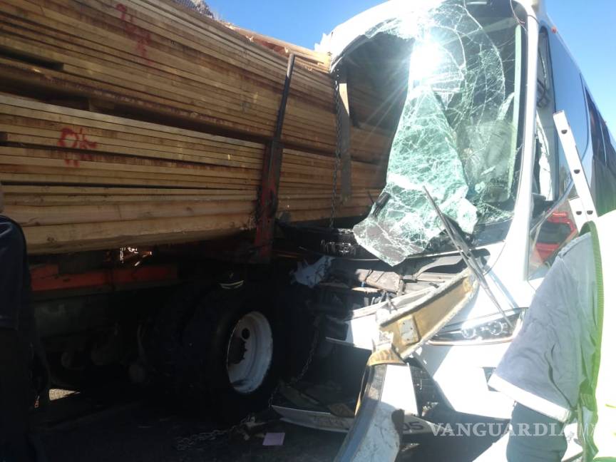 $!Seis muertos y 21 lesionados en choque de autobús y camión en la carretera Durango - Mazatlán