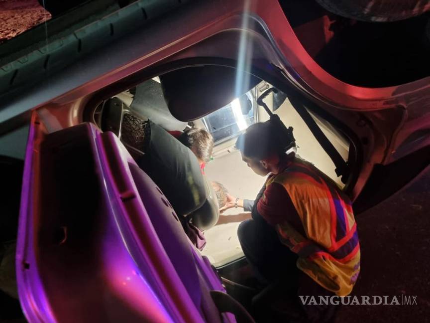 $!RamosArizpe: por exceso de velocidad y aparente estado de ebriedad, vuelca en Los Pinos