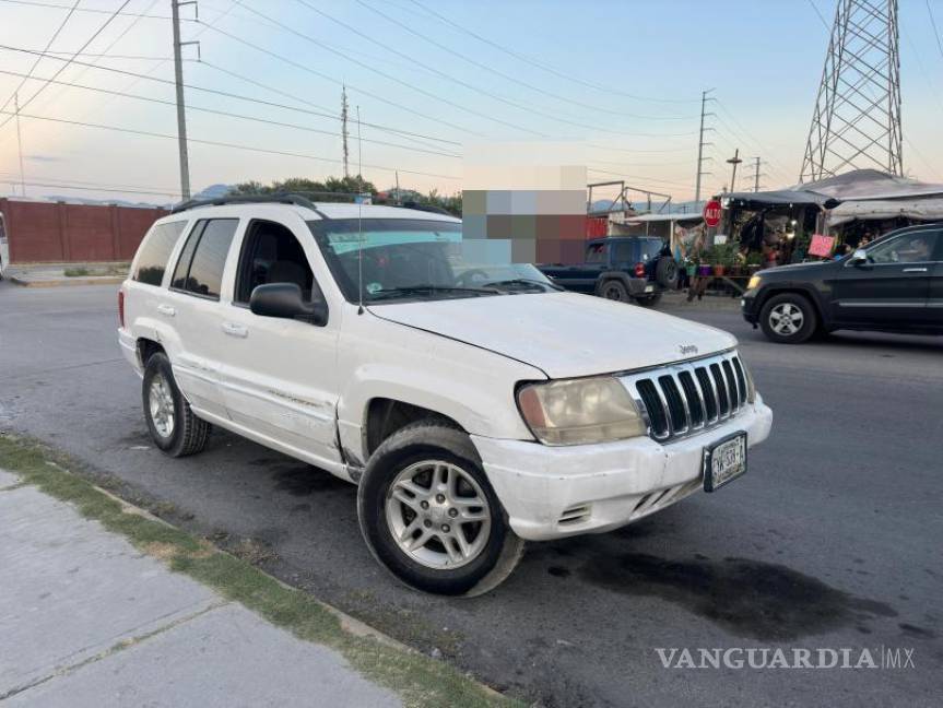 $!La camioneta Jeep Cherooke presuntamente no respetó la señal de alto, provocando la colisión con la motocicleta del joven.