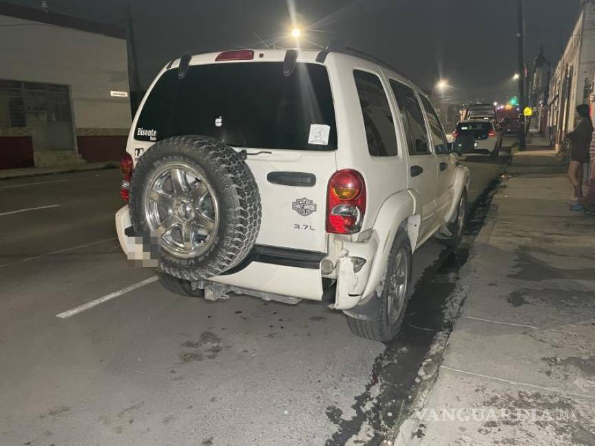 $!La defensa trasera de la camioneta Jeep Liberty blanca sufrió daños tras el choque con la llanta desprendida.